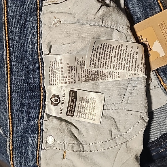 Levi's Original High-Rise Raw Hem Jean Shorts - Picture 8 of 9